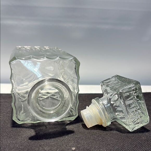 Elegant Clear Glass Decanter - Picture 5 of 10